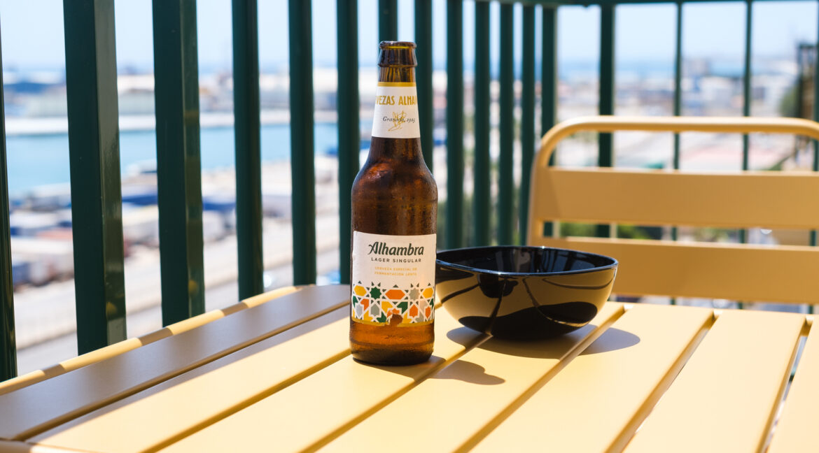 Terraza con mesa y sillas